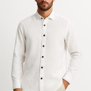 Modelo usando camisa de lino banca