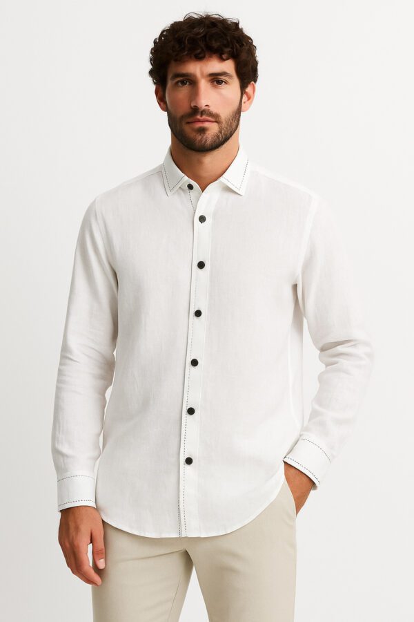 Modelo usando camisa de lino banca
