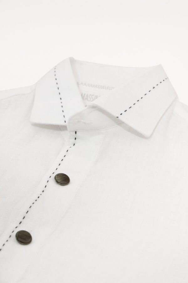 Detalle de camisa de lino blanca