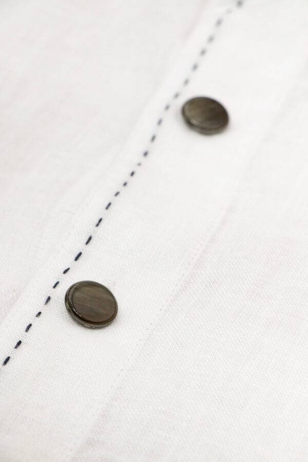Detalle de botones en camisa de lino